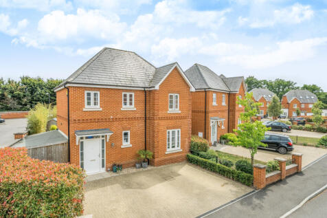 Ewshot Gardens, Ewshot, Farnham, GU10 3 bed detached house for sale