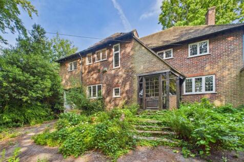 Guildford Road, Chertsey, Surrey, KT16 5 bed detached house for sale