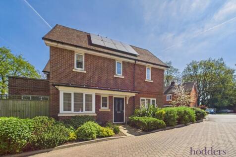 Lowther Close, Chertsey, Surrey, KT16 3 bed semi