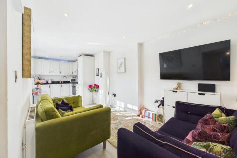 London Street, Chertsey, Surrey, KT16 2 bed apartment for sale
