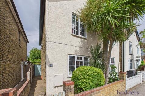 Station Road, Chertsey, Surrey, KT16 2 bed semi