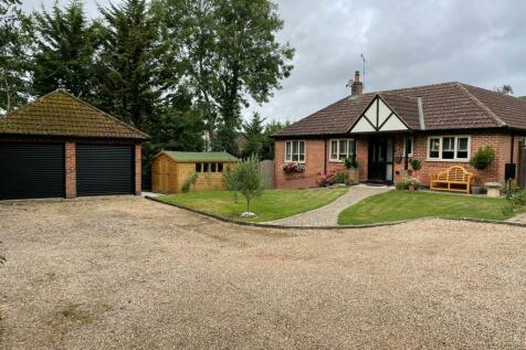 4 bedroom detached bungalow for sale