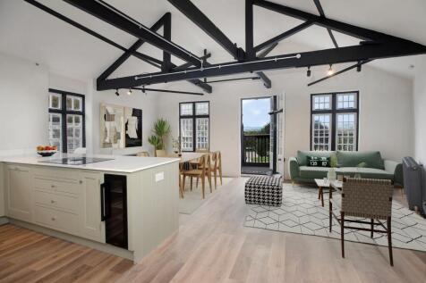 Cathredral Close, Exeter, Devon, EX1 2 bed terraced house for sale