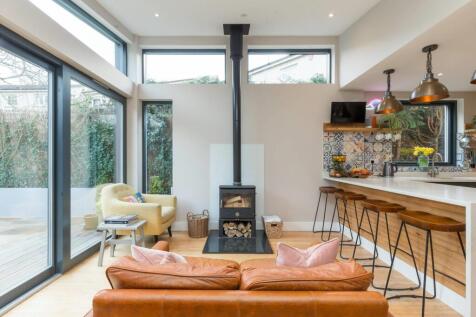 5 bedroom end of terrace house for sale