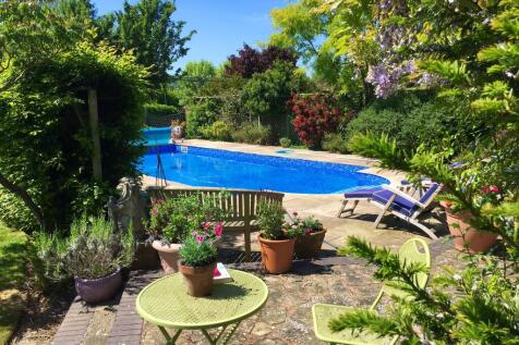 Stratford Road, Hockley Heath... 4 bed village house for sale