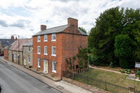 5 bedroom town house for sale