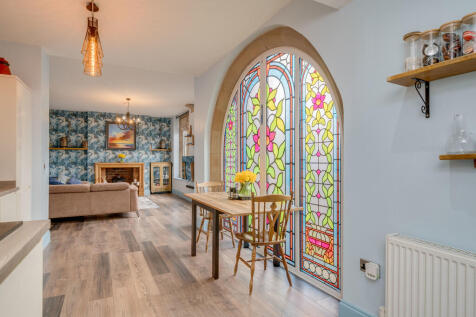 Kirkgate, Birstall 3 bed ground floor flat for sale