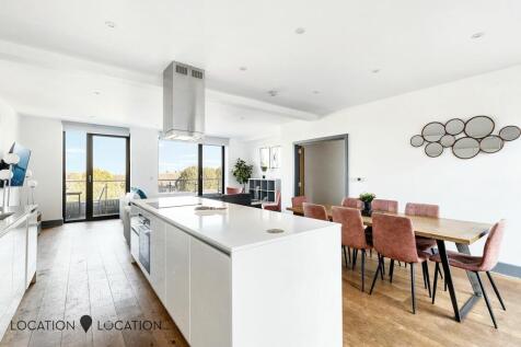 Shirley Street, London, E16 3 bed flat for sale