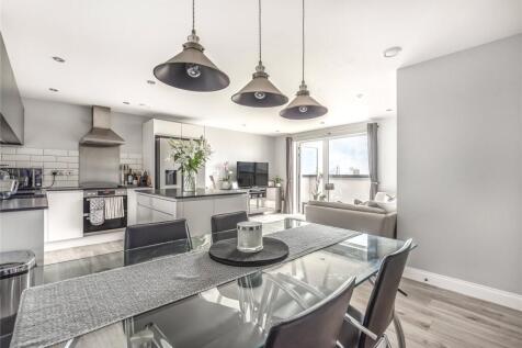 3 bedroom flat for sale
