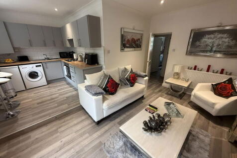 2 bedroom ground floor flat for sale