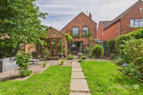 5 bedroom link detached house for sale