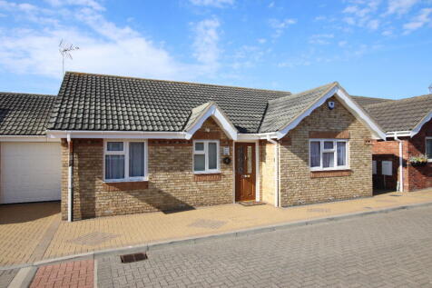 Rose Crescent Clacton on Sea, CO15 2 bed detached bungalow for sale