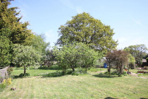 Byng Crescent, Thorpe le Soken, CO16 3 bed semi