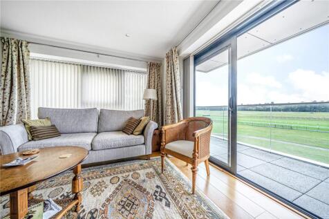 Kingman Way, Newbury, Berkshire, RG14 3 bed apartment for sale