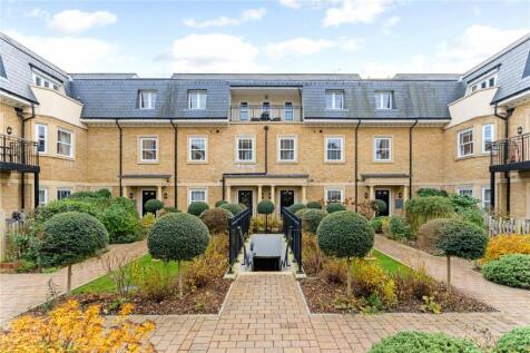 Portsmouth Road, Cobham, Surrey, KT11 3 bed apartment for sale