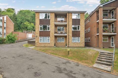 82 Harestone Valley Road, Caterham CR3 2 bed flat for sale