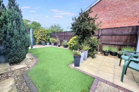 Ferndown 2 bed flat for sale