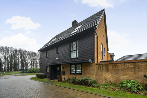 Torque Close, Basingstoke, Hampshire 4 bed detached house for sale