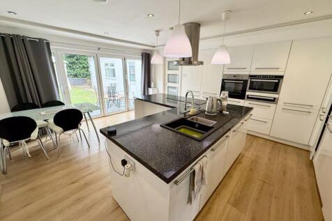 4 bedroom semi-detached house for sale