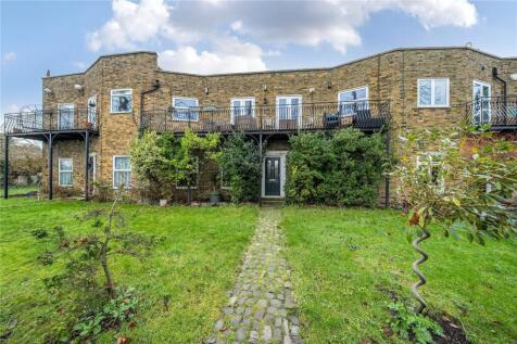 Hampton Court Road, Hampton, TW12 2 bed terraced house for sale