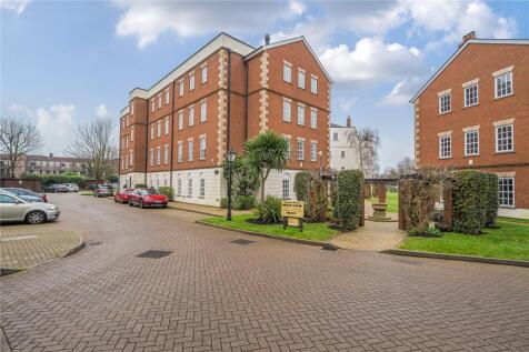 Queens Reach, East Molesey, KT8 2 bed flat for sale