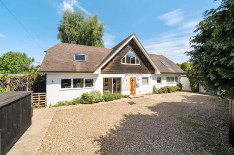 New Haw Road, Addlestone, KT15 5 bed detached house for sale