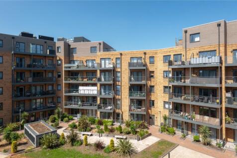 St. Johns Road, New Malden, KT3 3 bed apartment for sale