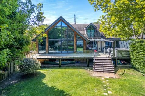 Dockett Eddy, Chertsey, KT16 3 bed detached house for sale