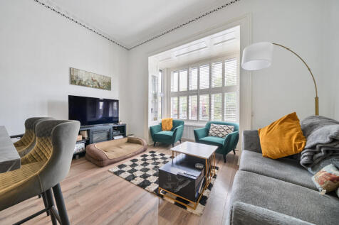 Gloucester Road, Teddington, TW11 2 bed flat for sale