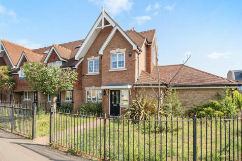 4 bedroom end of terrace house for sale