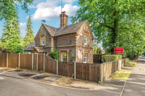 Old Woking Road, West Byfleet, KT14 3 bed detached house for sale