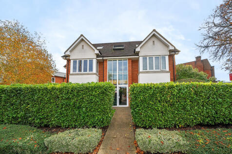 Station Road, West Byfleet, KT14 2 bed flat for sale