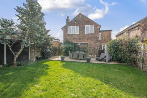 Lake Close, Byfleet, KT14 4 bed detached house for sale