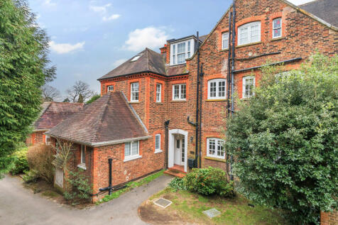 Oatlands Chase, Weybridge, KT13 2 bed flat for sale