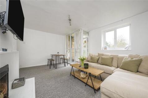Hayward Gardens, London, SW15 3 bed apartment for sale