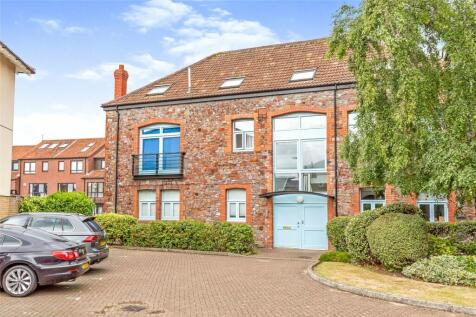 3 bedroom flat for sale