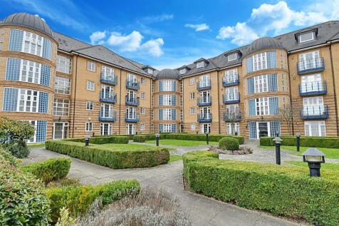 Newland Gardens, Hertford SG13 2 bed flat for sale