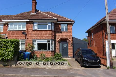 3 bedroom semi-detached house for sale
