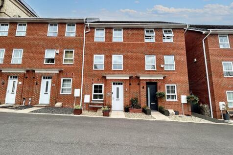 4 bedroom terraced house for sale