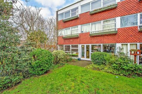 Parkleys, Richmond, TW10 2 bed ground floor flat for sale
