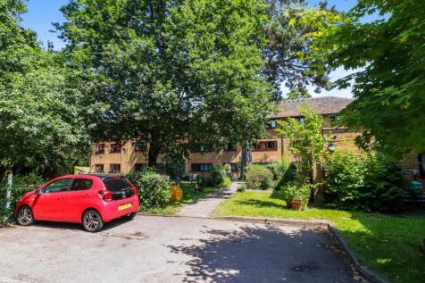 High Street, Abbots Langley, WD5 1 bed ground floor flat for sale