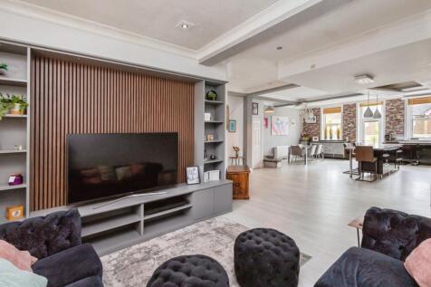 6 bedroom terraced house for sale