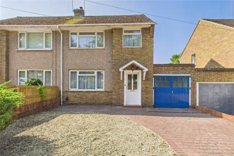 Fairford Crescent, Wiltshire SN25 3 bed semi