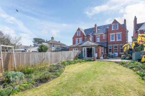 5 bedroom semi-detached house for sale