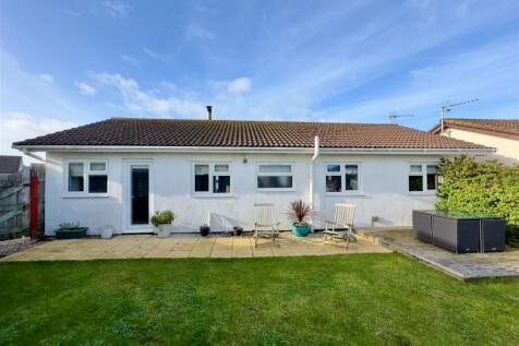 St. Merryn, PL28 4 bed detached bungalow for sale