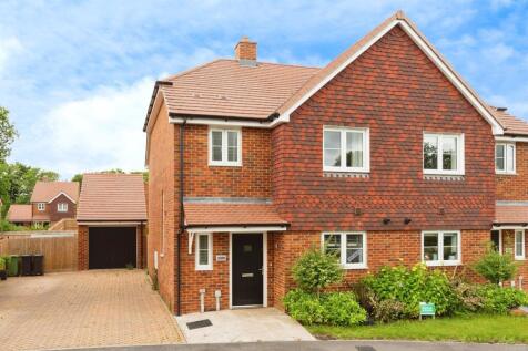 3 bedroom semi-detached house for sale