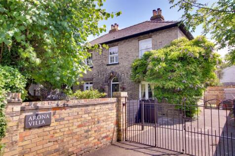 London Road, St. Ives, Cambs, PE27 4 bed detached house for sale