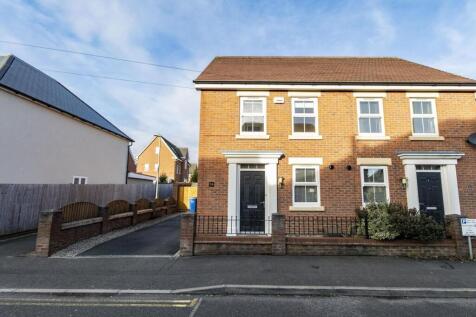 St. Margarets Drive, Chesterfield 3 bed semi