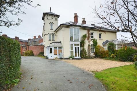 Milford Road, Newtown, Powys, SY16 6 bed semi