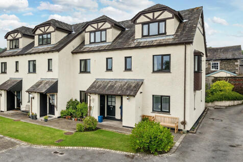 5 College Court, Main Road... 2 bed apartment for sale